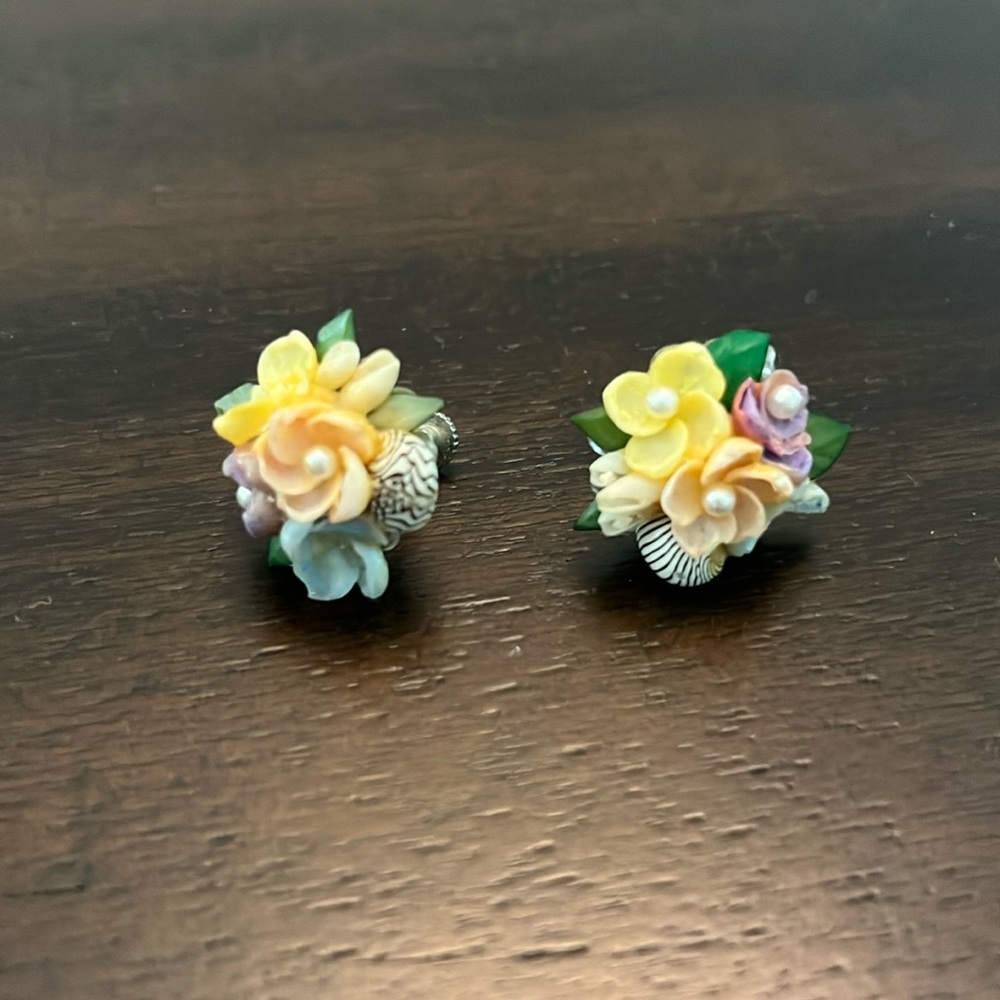 *vintage* floral screw back earrings